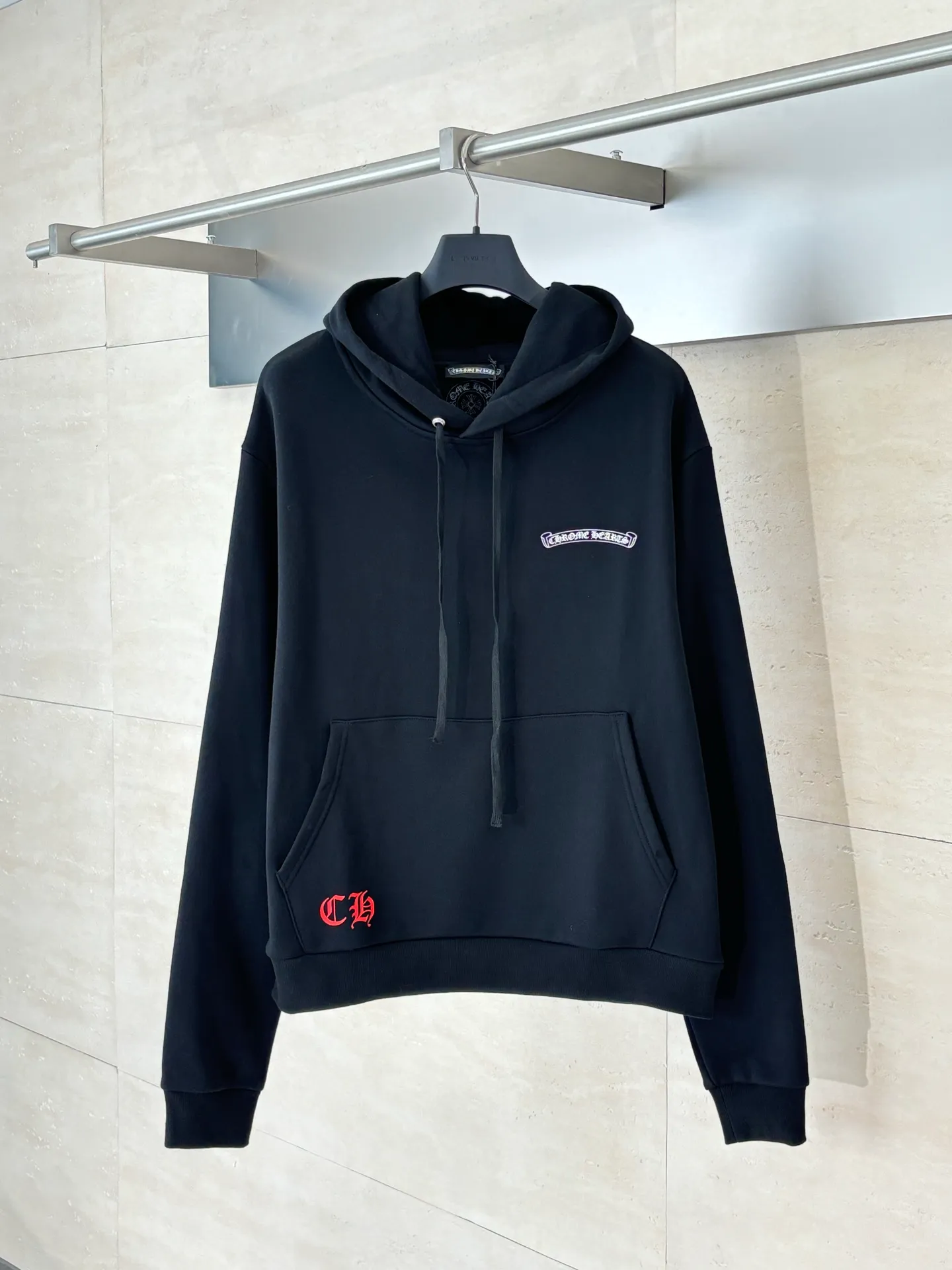 🅿️456 Come Hearts*/Cro Hearts 25 new letter printed zipper hooded sweatshirt is made of 100% custom-woven and dyed pure cotton fabric with thin velvet lining. The front and rear logo printing uses a special pulp printing process. Its characteristic is to use glue with high performance to print m to create a sense of layering on the printed pattern. Accessories that match the new YB mold. m The zipper puller and back hem are custom-developed using silver-plated foti material. m The cuffs and hem have a shrinking effect. m The front panel is manually cut and positioned. Hand-sewn hand pocket design. The overall routing is straight and delicate. Size: S/M/L/XL